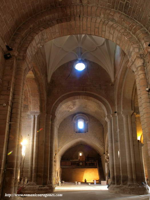 NAVE CENTRAL HACIA LOS PIES